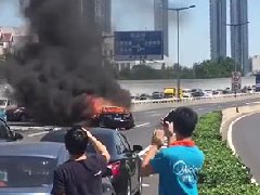 恐怖現場：6次變道連撞4車，天津馬自達一懟四