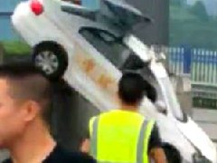 油門當剎車，駕考女學員飛越考場！
